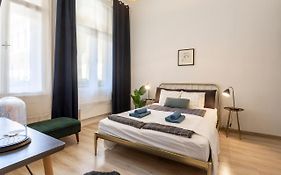 Deluxe Downtown Home By Elisabeth